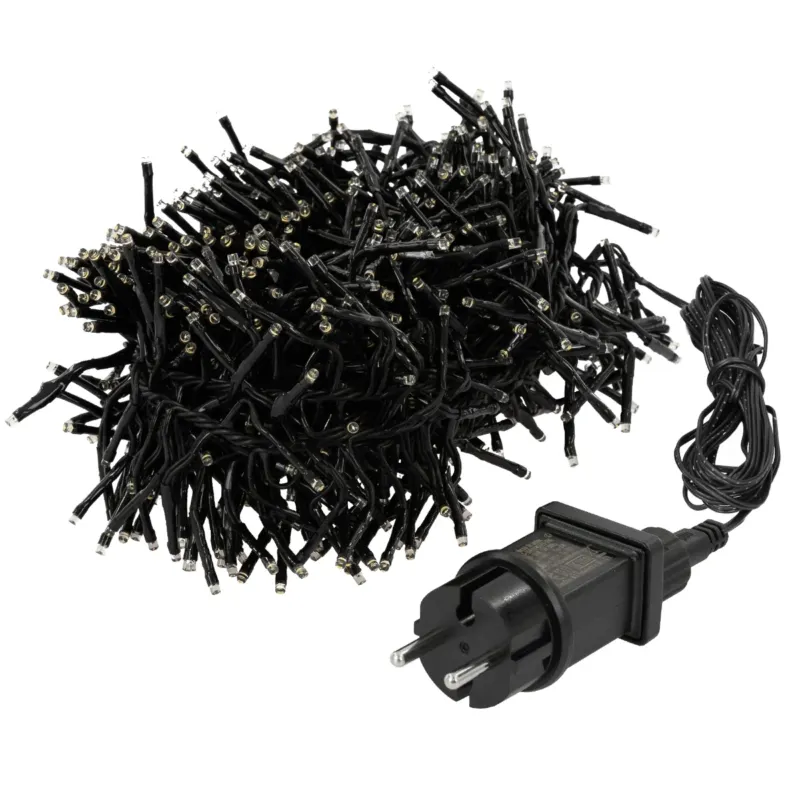 Ein Haufen von Lichtern mit einem Stecker, auf einem weißen Hintergrund.